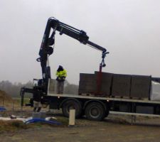 Arriv&eacute; des premiers parpaings pour l?atelier. Mais que se passe t'il la grue ne fonctionne plus. On fait quoi, maintenant? On retrousse les manches!!