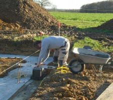 Pose des parpaings d'angle.