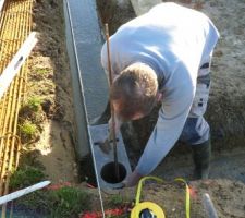 Pose d'un des 4 parpaings d'angle.