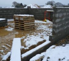 Int&eacute;rieur de l'atelier un vrai bourbier. De plus la neige s'est invit&eacute;e.