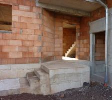 L'entrée avec l'escalier modifié (1ère marche prolongée)