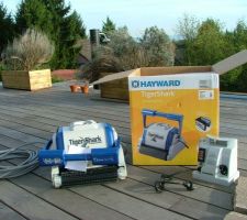 Aspirateur électrique Tiger Shark de Hayward.
Avis au lien suivant :
http://www.forumpiscine.com/photos/voir-pid_422,start_45.php