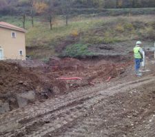 Ferraillage et coulage de la fondation. Il y a eu la livraison des parpaings 20x50 pour le vide sanitaire, le ciment et le sable.
Ils essaient de rattraper le temps perdu du au retard du démarrage du chantier (2 mois) ainsi que la démolition.
Bouchée double. Le temps presse.