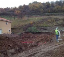 Ferraillage et coulage de la fondation. Il y a eu la livraison des parpaings 20x50 pour le vide sanitaire, le ciment et le sable.
Ils essaient de rattraper le temps perdu du au retard du démarrage du chantier (2 mois) ainsi que la démolition.
Bouchée double. Le temps presse.