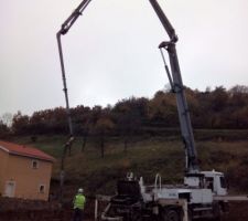 Ferraillage et coulage de la fondation. Il y a eu la livraison des parpaings 20x50 pour le vide sanitaire, le ciment et le sable.
Ils essaient de rattraper le temps perdu du au retard du démarrage du chantier (2 mois) ainsi que la démolition.
Bouchée double. Le temps presse.