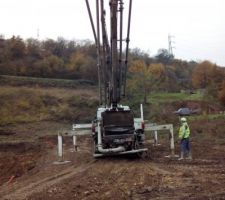 Ferraillage et coulage de la fondation. Il y a eu la livraison des parpaings 20x50 pour le vide sanitaire, le ciment et le sable.
Ils essaient de rattraper le temps perdu du au retard du démarrage du chantier (2 mois) ainsi que la démolition.
Bouchée double. Le temps presse.