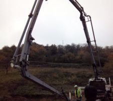 Ferraillage et coulage de la fondation. Il y a eu la livraison des parpaings 20x50 pour le vide sanitaire, le ciment et le sable.
Ils essaient de rattraper le temps perdu du au retard du démarrage du chantier (2 mois) ainsi que la démolition.
Bouchée double. Le temps presse.