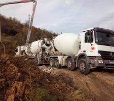 Ferraillage et coulage de la fondation. Il y a eu la livraison des parpaings 20x50 pour le vide sanitaire, le ciment et le sable.
Ils essaient de rattraper le temps perdu du au retard du démarrage du chantier (2 mois) ainsi que la démolition.
Bouchée double. Le temps presse.