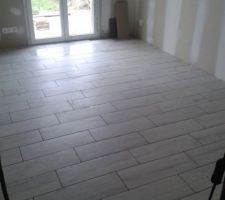 Pose du carrelage imitation parquet dans le bureau