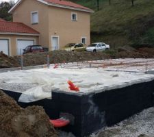 Montage du vide sanitaire et préparation de la dalle avant coulage.