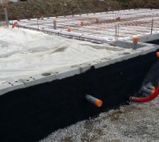 Montage du vide sanitaire et préparation de la dalle avant coulage.