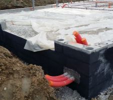 Montage du vide sanitaire et préparation de la dalle avant coulage. On voit apparaître les fourneaux pour la pose du compteur électrique se fera à cet endroit dans le garage.