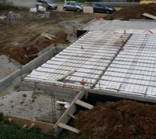Montage du vide sanitaire et préparation de la dalle avant coulage.