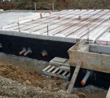 Montage du vide sanitaire et préparation de la dalle avant coulage.