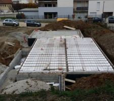 Montage du vide sanitaire et préparation de la dalle avant coulage.