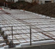 Montage du vide sanitaire et préparation de la dalle avant coulage.