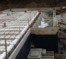 Montage du vide sanitaire et préparation de la dalle avant coulage.
