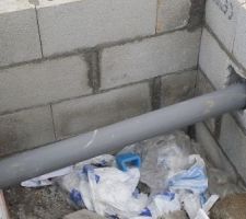 Montage du vide sanitaire et préparation de la dalle avant coulage.
Je vous dis même pas toutes les poubelles et les débris tasses dans nos vide sanitaires que nous collecte les maçons. Bravo pour l écologie.