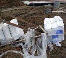 Sur le terrain du voisin... brrrr... sont tassés pas mal de débris des maçons de notre construction.