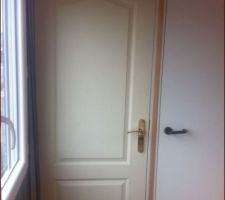 Voici la photo des portes à droite la porte de base et à gauche la porte chapeau de gendarme avec poignée en laiton offert.