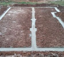 On aperçoit les contours de notre maison. Après plusieurs litres d'eau enlevés au seau prix les maçons hier! Maintenant séchage et pas trop de gele svp !