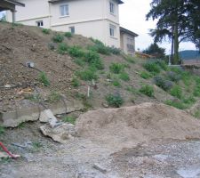 Bas du terrain où il y aura l'enrochement de qui pourra être arboré devant pour casser un peu l'effet pierre