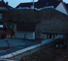 Coté appentis, la terrasse n'est pas encore coulée