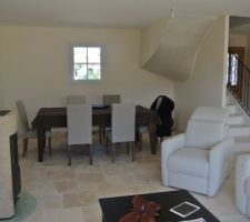 Idem le peintre doit faire la peinture sur le plâtre qui a été long à sécher pour le retour d'escalier.