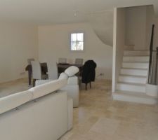 Vue sur l'entrée et la salle à manger