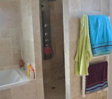 La douche italienne de la salle de bain