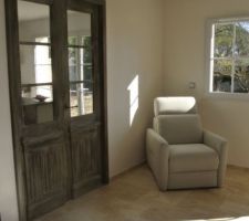 Mon petit coin lecture avec mon fauteuil relaxant. Me reste à trouver un petit guéridon pour mettre à côté