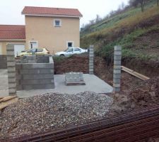 Montage des poutres de la terrasse et élévation des murs à 150cm. Ça y est c est parti pour la maçonnerie.
Sans oublier que le froid s'installe. Nous craignons les ralentissements dû aux intempéries.