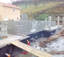 Montage des poutres de la terrasse et élévation des murs à 150cm. Ça y est c est parti pour la maçonnerie.
Sans oublier que le froid s'installe. Nous craignons les ralentissements dû aux intempéries.