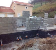 Montage des poutres de la terrasse et élévation des murs à 150cm. Ça y est c est parti pour la maçonnerie.
Sans oublier que le froid s'installe. Nous craignons les ralentissements dû aux intempéries.