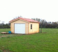 Garage terminé avec sa couverture et le gazon qui pousse!