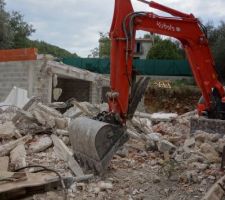 Démolition de notre maison pleine de malfacons et de béton sous dosé.