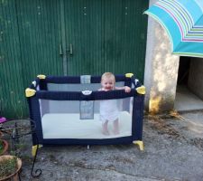 Bébé campe dans le garage