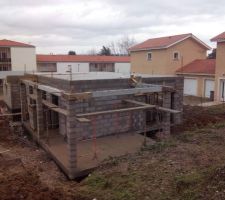 Coffrage, ferraillage et coulage de la 2e dalle.