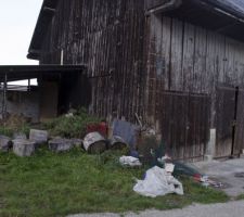 De l'autre côté de la maison, la partie "Garage", qui est pour l'instant une ancienne écurie. Si tout va bien, tout le bordel devrait être dégagé pour la remise des clefs.