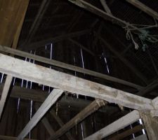 La partie Garage, ou ancienne écurie... La hauteur sous toiture est impressionnante