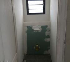 Coffrage en placoplatre des WC n&deg;2 suspendus 
au R 1