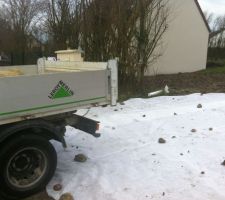 Mise en place de la protection trottoir et de l'aire de stationnement (fait maison!)