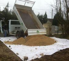 Mise en place de la protection trottoir et de l'aire de stationnement - 3m3 de gravier et sable !