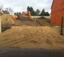 D&eacute;but du terrassement   arrachage des prunelliers. &Ccedil;a para&icirc;t plus grand !