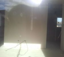 Cloison entre le salon et le séjour.