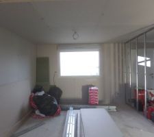 Le salon avec la fenêtre côté rue