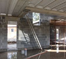 Séjour et porte sur terrasse nord, au fond à droite: buanderie et garage.