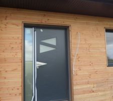 La porte d'entrée avec la sortie pour l'applique