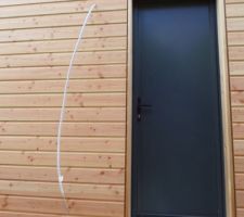 La porte de service avec la sortie pour l'applique