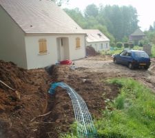 Tranchée pour le raccordement E.D.F, et mise en place des gaines